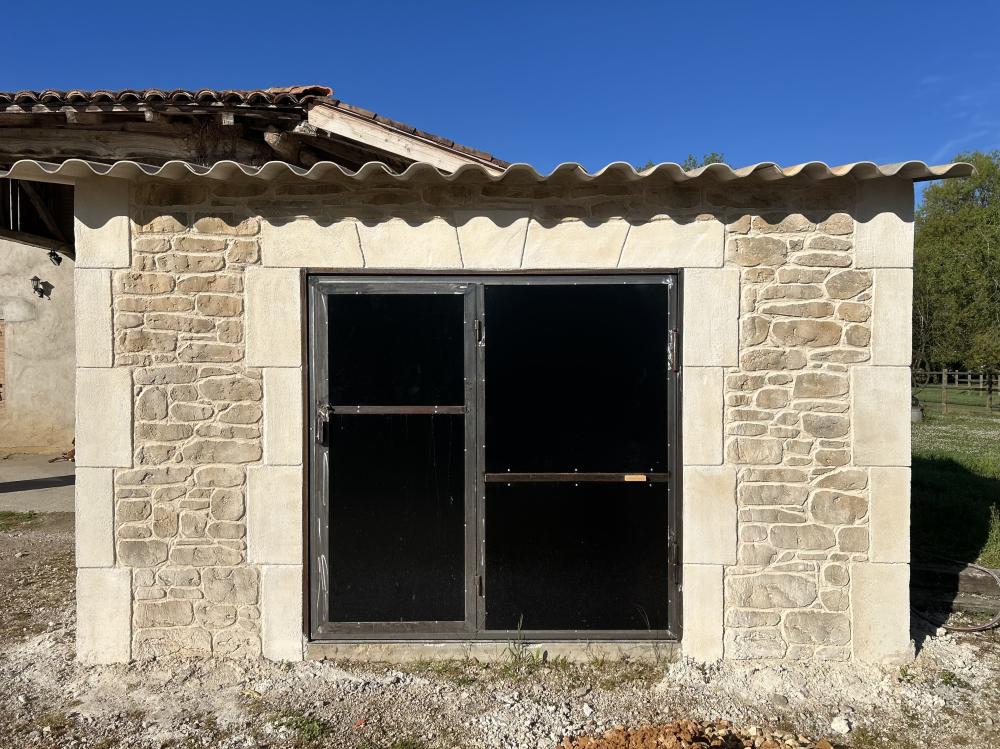 Réalisation d'enduits en imitation de pierre