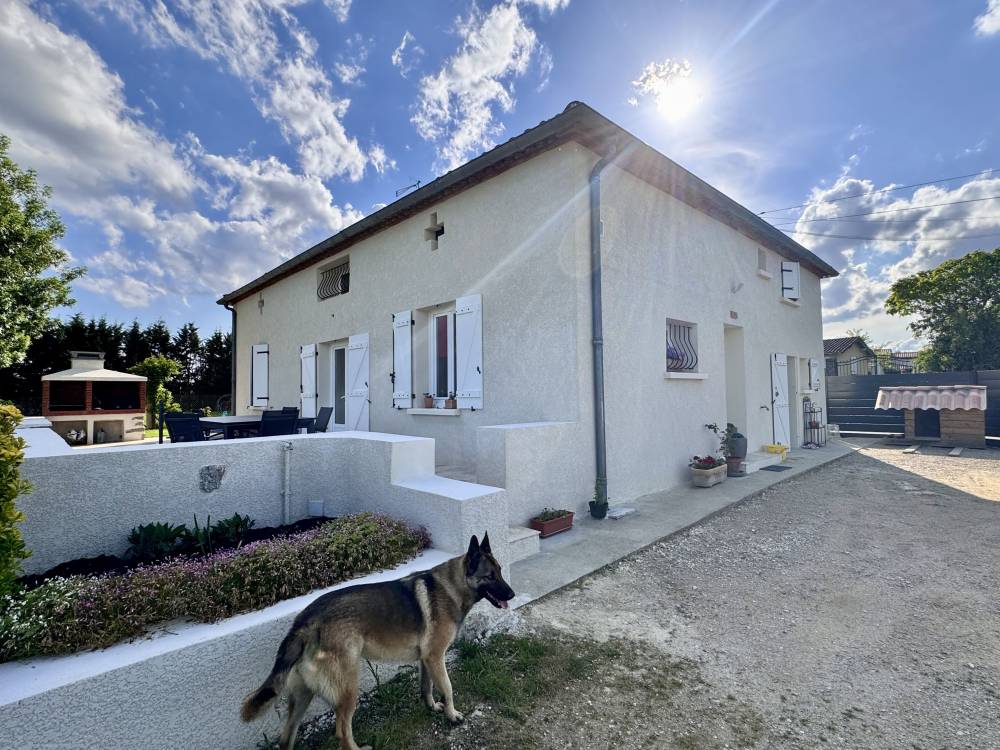 Réalisation d'un ravalement de façades sur une maison à Montalzat